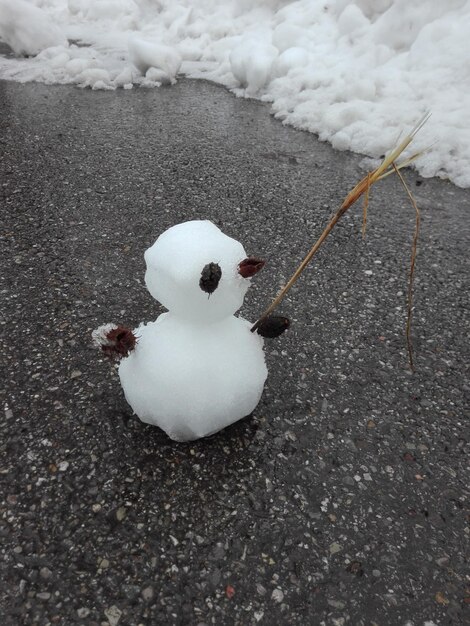 Foto hooghoekbeeld van speelgoed op sneeuw