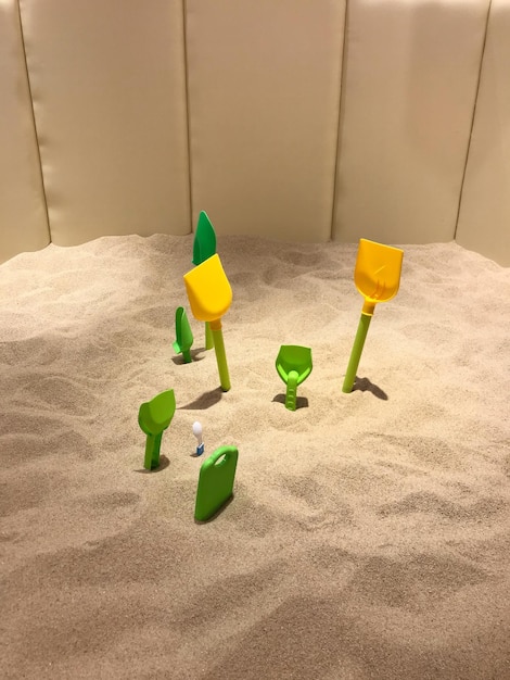 Hooghoekbeeld van speelgoed op zand