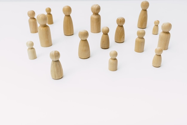 Hooghoekbeeld van speelgoed tegen een witte achtergrond