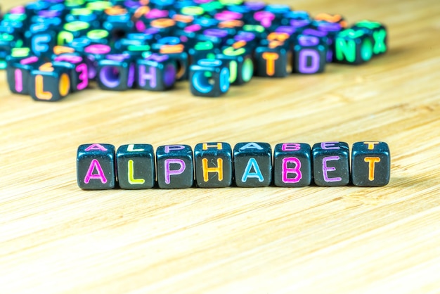 Foto hooghoekbeeld van speelgoedblokken met alfabettekst op tafel