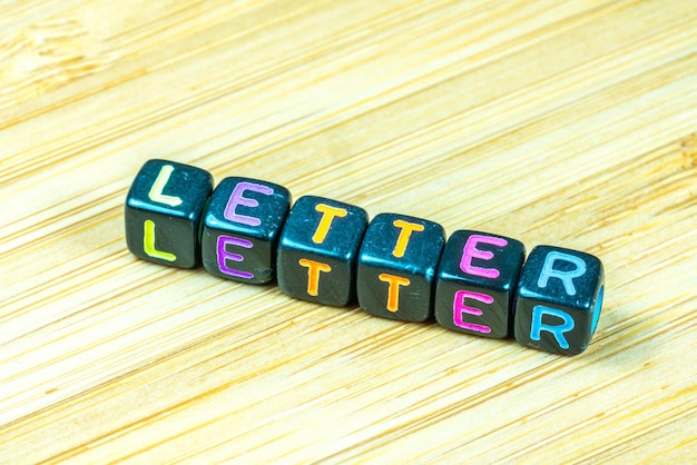 Foto hooghoekbeeld van speelgoedblokken met lettertekst op tafel