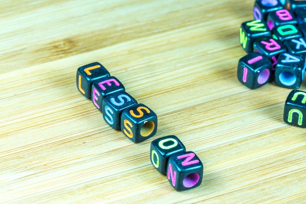 Hooghoekbeeld van speelgoedblokken met tekst op tafel