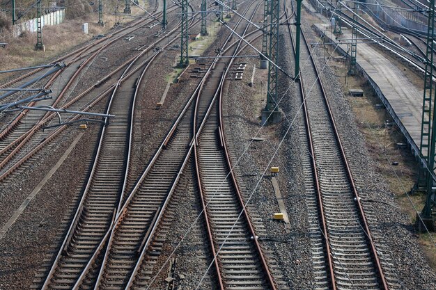 Foto hooghoekbeeld van spoorlijnen