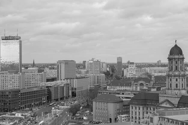 Foto hooghoekbeeld van stadsgebouwen tegen een bewolkte lucht