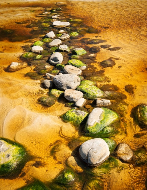 Foto hooghoekbeeld van stenen in het meer