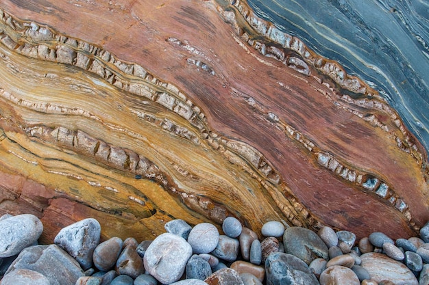 Hooghoekbeeld van stenen op het strand