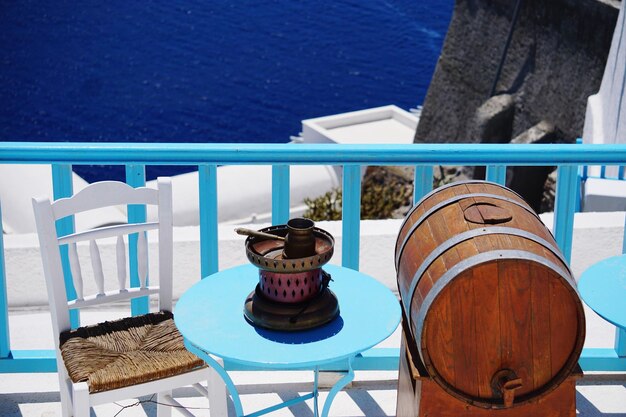 Foto hooghoekbeeld van stoelen en tafel vanaf de zee