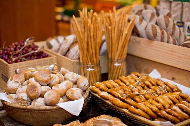 Hooghoekbeeld van suikerpoeder snacks in manden