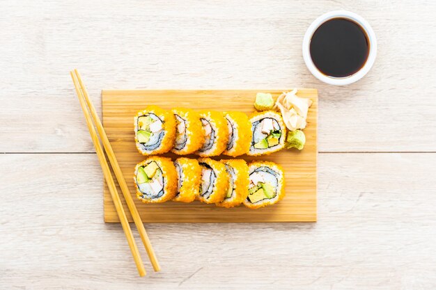 Foto hooghoekbeeld van sushi die op tafel wordt geserveerd