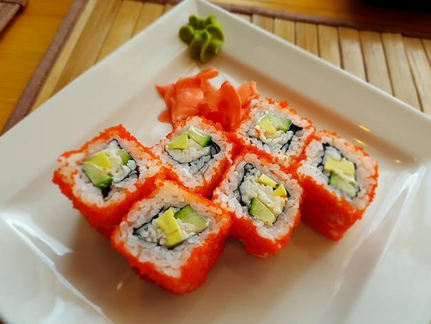Hooghoekbeeld van sushi die op tafel wordt geserveerd