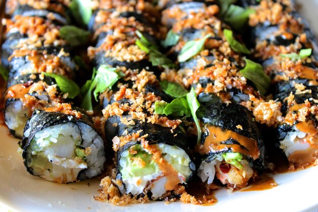 Foto hooghoekbeeld van sushi geserveerd in een bord op tafel