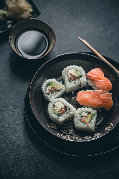 Hooghoekbeeld van sushi in een bord op tafel