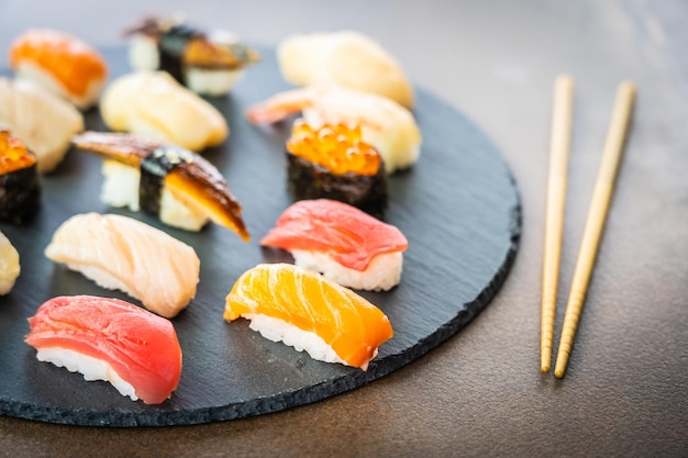 Hooghoekbeeld van sushi op een dienblad