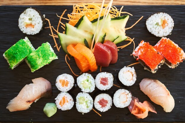 Foto hooghoekbeeld van sushi op tafel