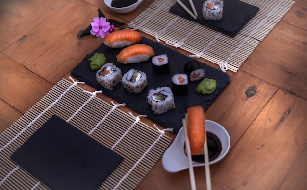 Foto hooghoekbeeld van sushi op tafel