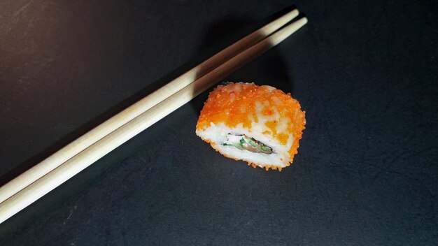 Hooghoekbeeld van sushi op zwarte achtergrond