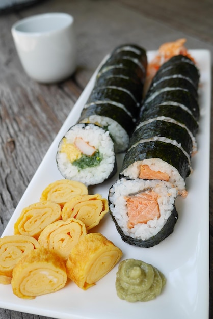 Hooghoekbeeld van sushi rollen in een bord