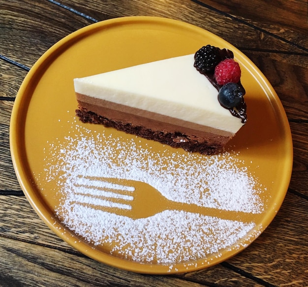 Foto hooghoekbeeld van taart in bord op tafel