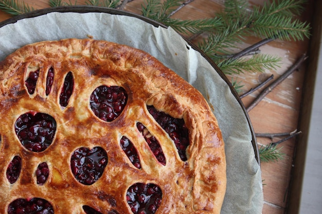 Hooghoekbeeld van taart in bord op tafel