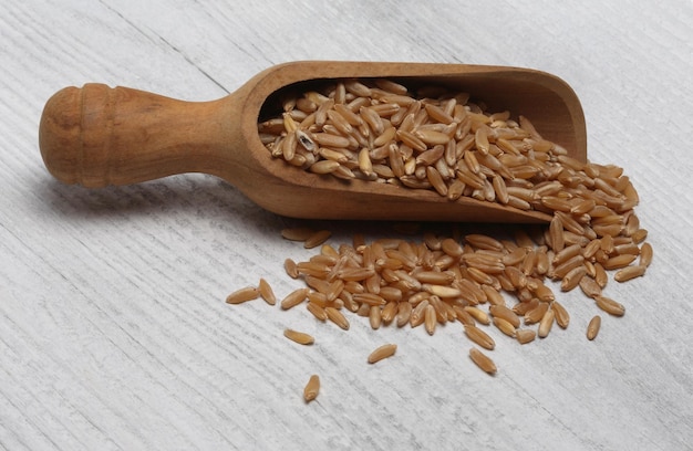 Hooghoekbeeld van tarwe bij het serveren van scoop op tafel