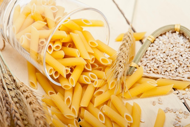 Hooghoekbeeld van tarwe en pasta op tafel