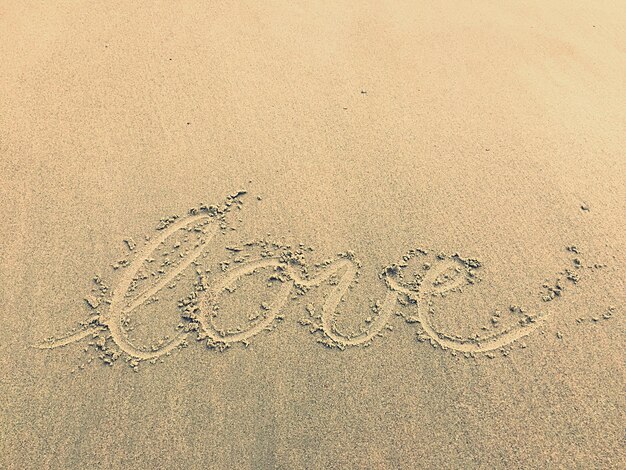 Foto hooghoekbeeld van tekst geschreven op het strand