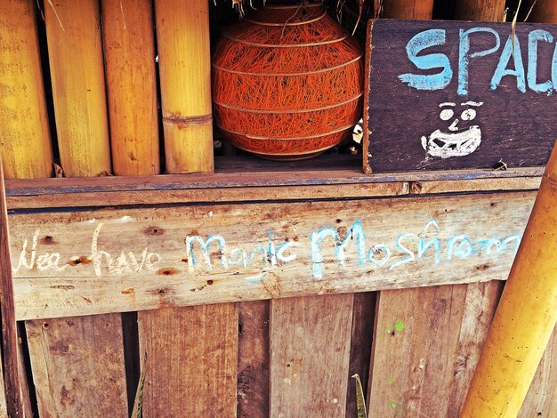 Hooghoekbeeld van tekst op een houten plank op een marktstand