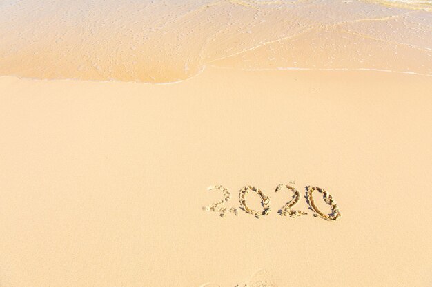 Foto hooghoekbeeld van tekst op het strand