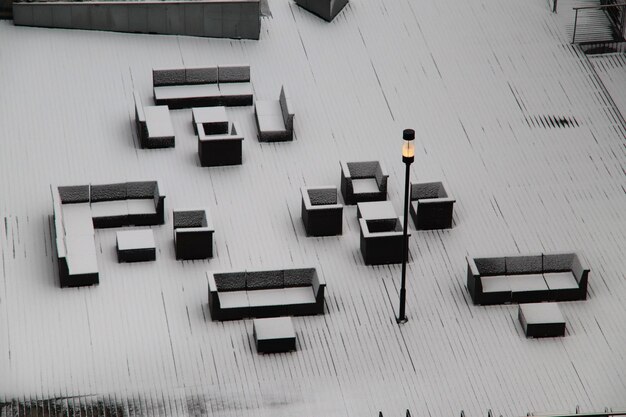 Foto hooghoekbeeld van tekst op wit gebouw