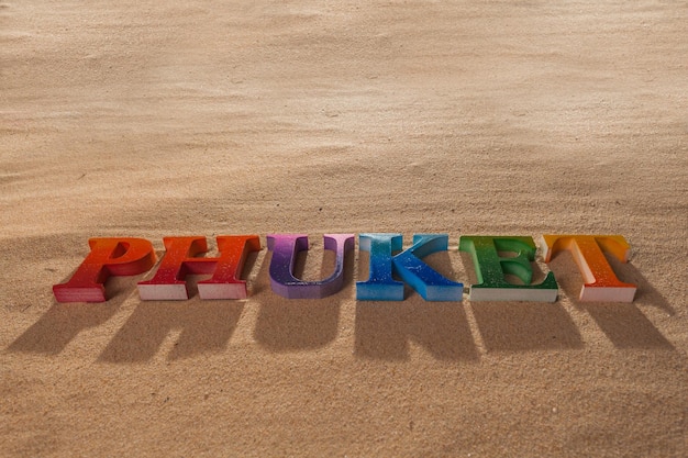 Foto hooghoekbeeld van tekst op zand op het strand