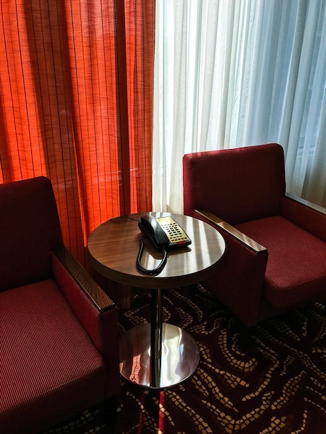 Hooghoekbeeld van telefoon op tafel thuis