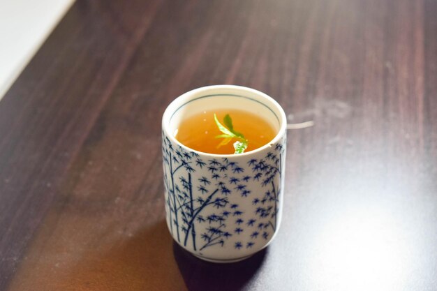 Foto hooghoekbeeld van thee die op tafel wordt geserveerd