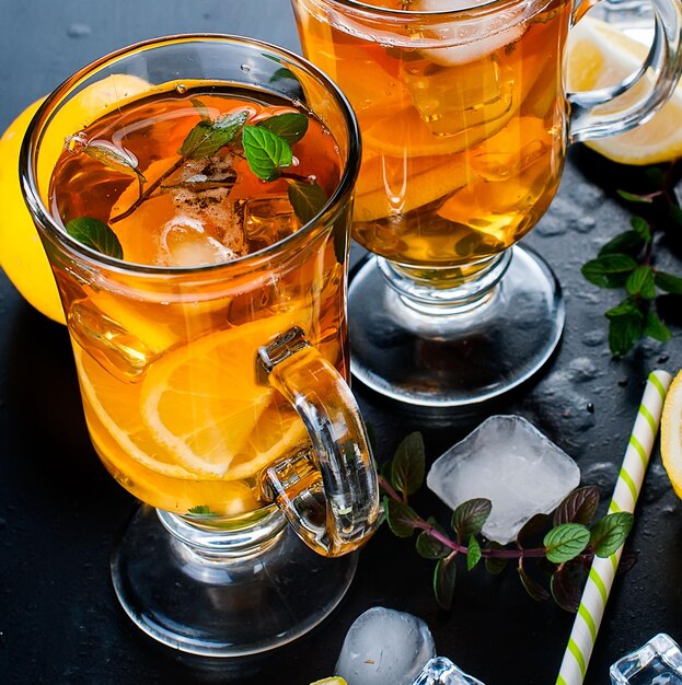 Foto hooghoekbeeld van thee in een glas op tafel