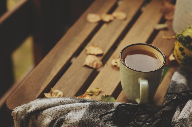 Hooghoekbeeld van thee op tafel in de herfst