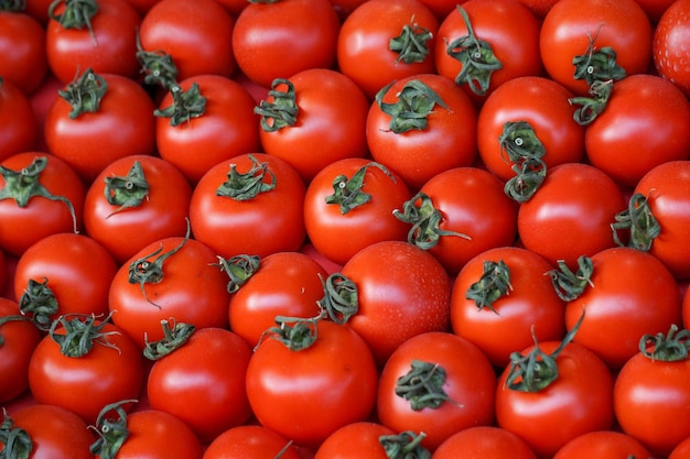 Hooghoekbeeld van tomaten die op de markt worden verkocht