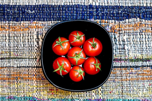 Foto hooghoekbeeld van tomaten in een schaal op tafel