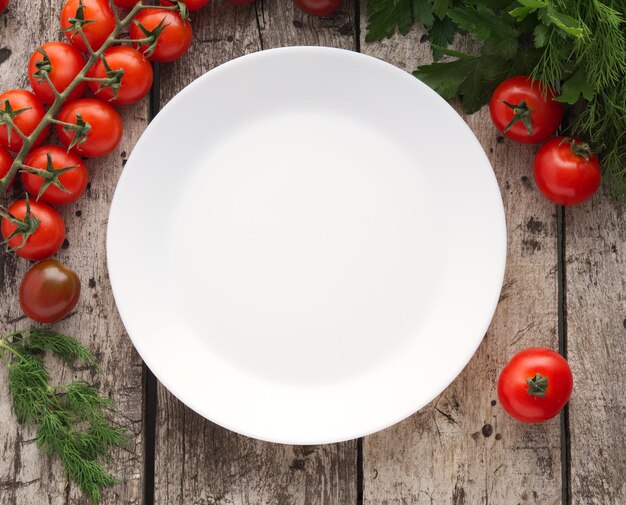 Hooghoekbeeld van tomaten op een bord op tafel