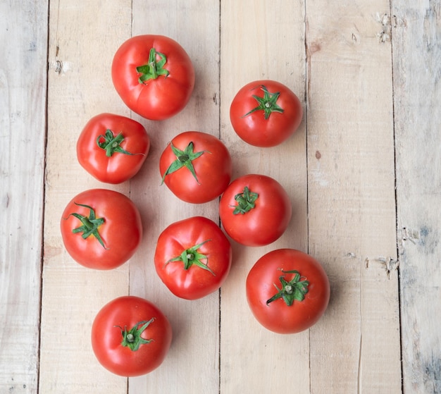 Hooghoekbeeld van tomaten op een houten tafel