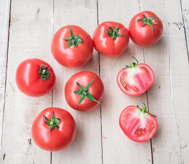 Hooghoekbeeld van tomaten op een houten tafel