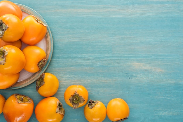 Hooghoekbeeld van tomaten op tafel