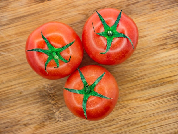 Foto hooghoekbeeld van tomaten op tafel