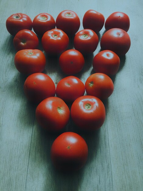 Foto hooghoekbeeld van tomaten op tafel