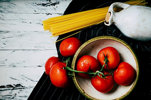 Hooghoekbeeld van tomaten op tafel