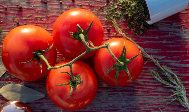 Foto hooghoekbeeld van tomaten op tafel