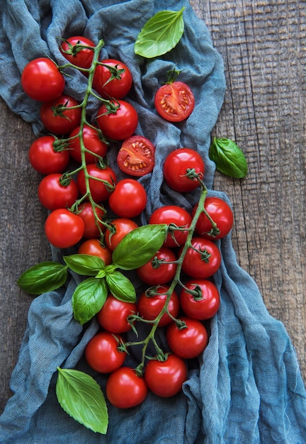 Hooghoekbeeld van tomaten op tafel