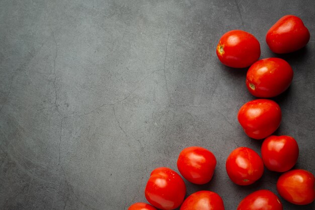 Foto hooghoekbeeld van tomaten op tafel