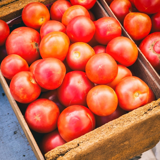 Hooghoekbeeld van tomaten te koop