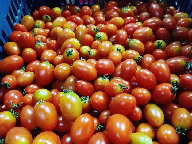 Foto hooghoekbeeld van tomaten voor verkoop in de markt
