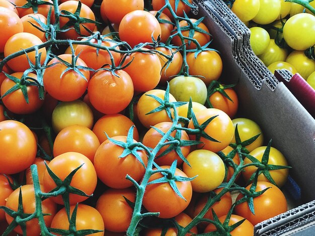 Foto hooghoekbeeld van tomaten voor verkoop op de markt