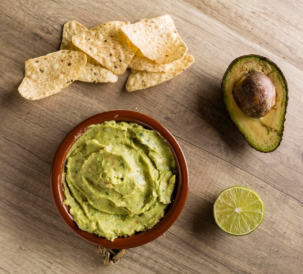 Foto hooghoekbeeld van tortillachips met avocado op tafel